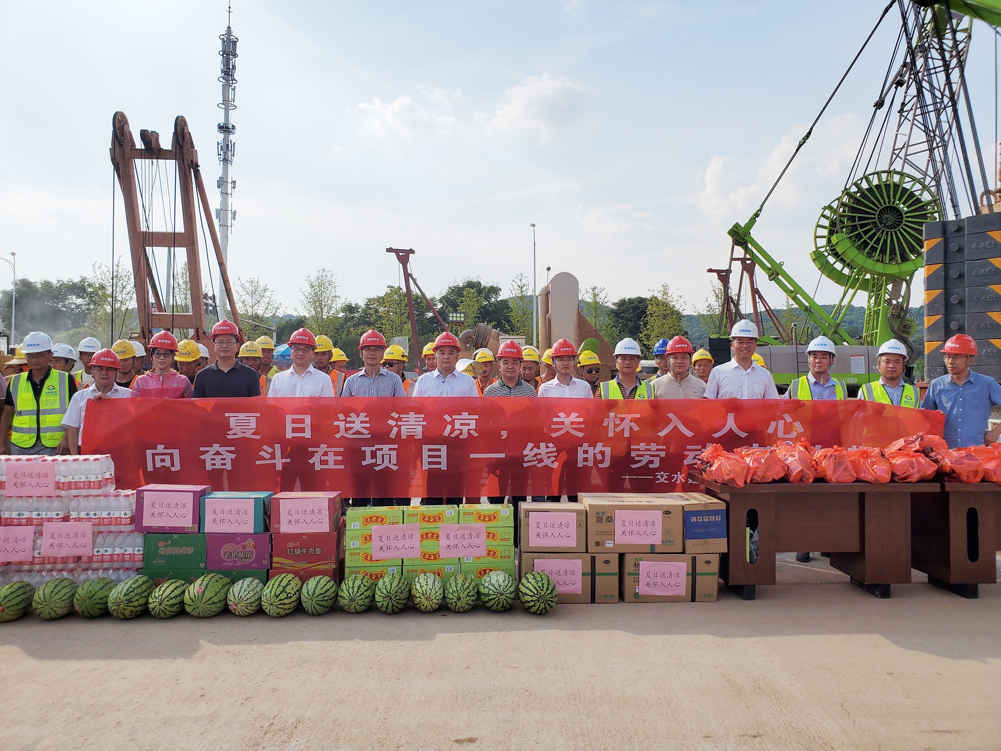 20200831834945.jpg 交水建集团到西环线送清冷慰问_副本.jpg