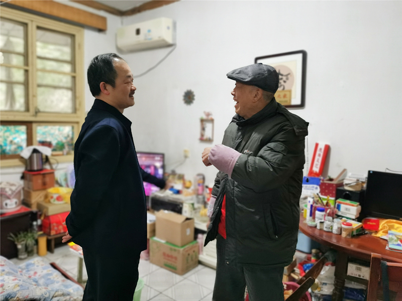 4、2月4日，，，，，汤向东慰问老辅导易文林_副本_副本.jpg