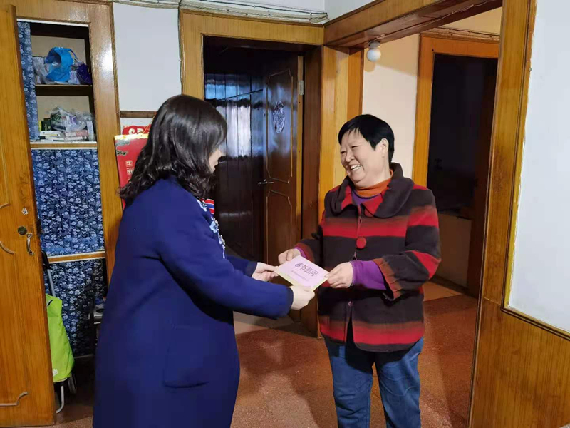 12、2月7日，，，，，李青慰问难题退休人民唐名华_副本.jpg