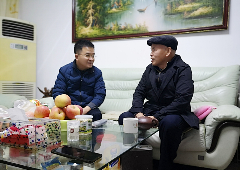 9、2月9日，，，，，刘迪祥慰问老党员蔡和祥_副本_副本.jpg