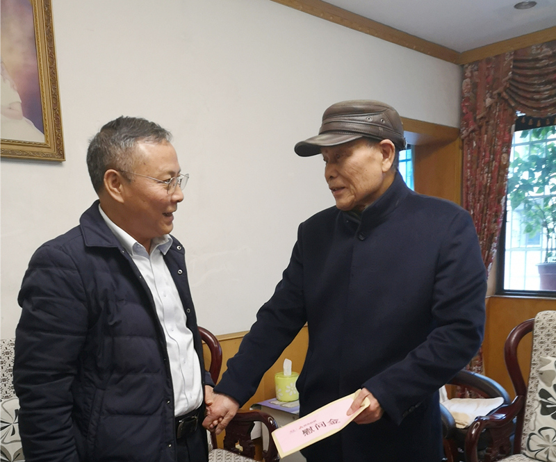 5、2月8日，，，，，陈国初慰问老党员陈国斌_副本_副本.jpg