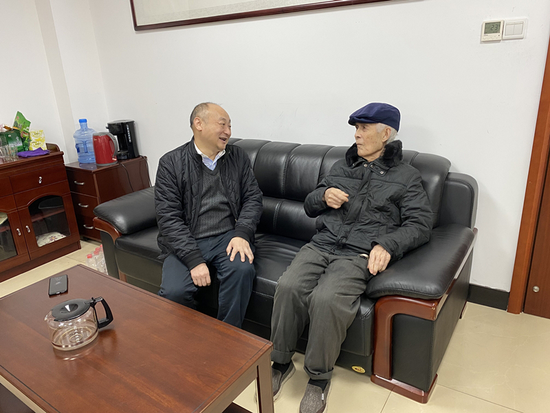 14、2月8日，，，，，彭南越慰问离休干部雷岳_副本.jpg