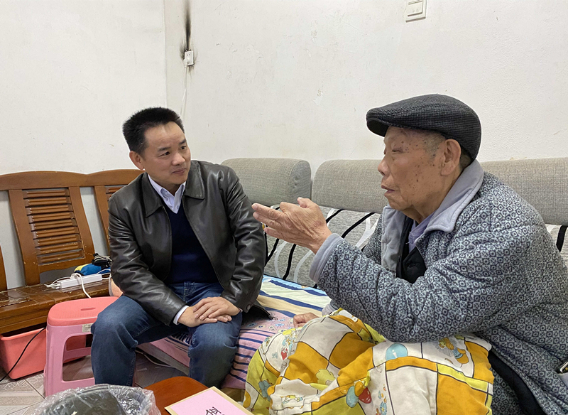 15、2月7日，，，，，陈湘平慰问难题退休人民尹先金_副本_副本.jpg