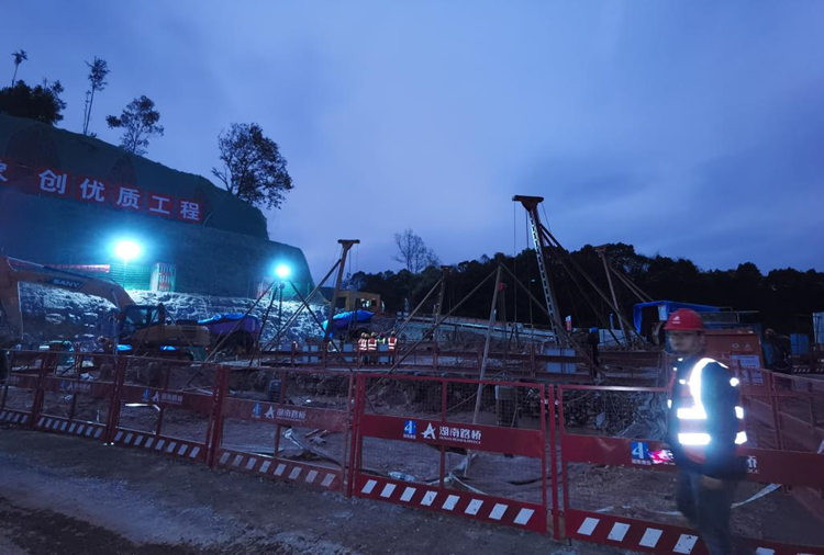 20230113684592.jpg 大桥南塔桩基夜间施工.jpg