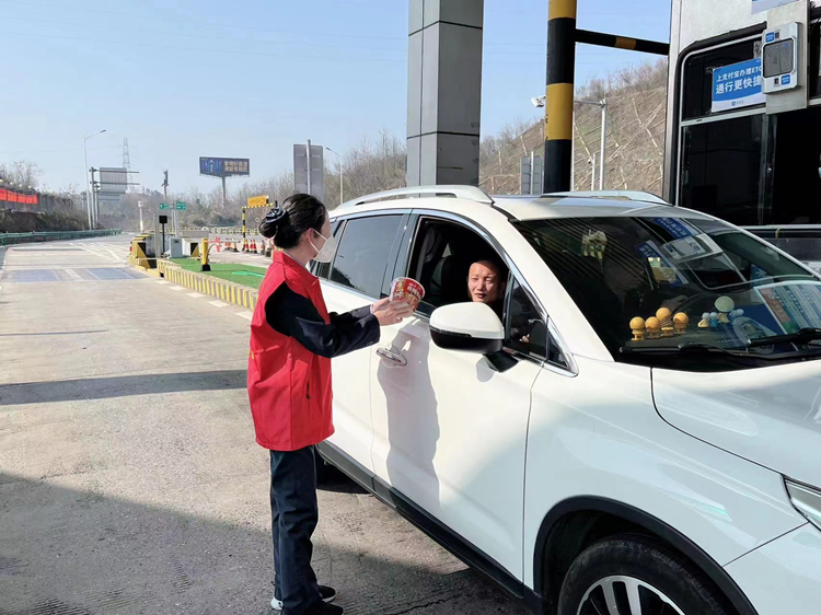 20230308302986.jpg 醴陵东收费站收费广场自愿服务1.jpg