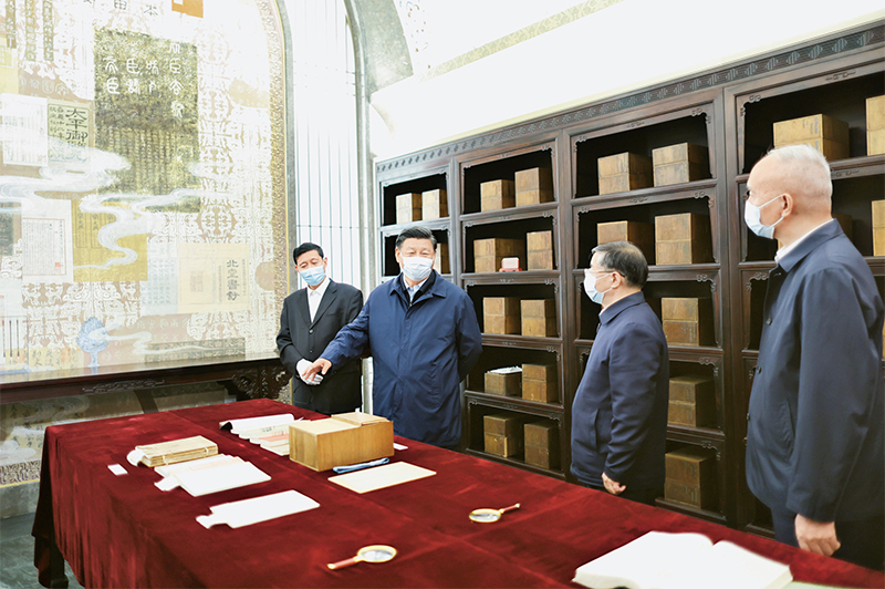 2023年6月2日，，，，，，，中共中央总书记、国度主席、中央军委主席习近平在北京出席文化传承发展座谈会并颁发沉要讲话。。。。。。。。这是座谈会前，，，，，，，习近平1日下午在中国国度版本馆调查时，，，，，，，在兰台洞库相识馆藏精品版本保留情况。。。。。。。。 新华社记者 鞠鹏/摄