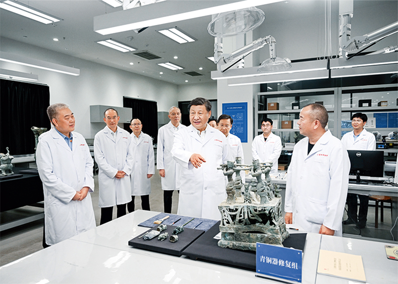 2023年7月25日至27日，，，，，，，中共中央总书记、国度主席、中央军委主席习近平在四川调查。。。。。。。。这是26日下午，，，，，，，习近平在位于德阳市广汉市的三星堆博物馆文物；；；；；；び虢ǜ垂荩，，，，，，同现场工作人员亲切互换。。。。。。。。 新华社记者 谢环驰/摄