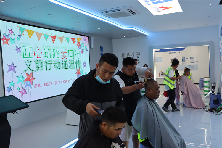 项目组织发展为工友免费理发活动.jpg